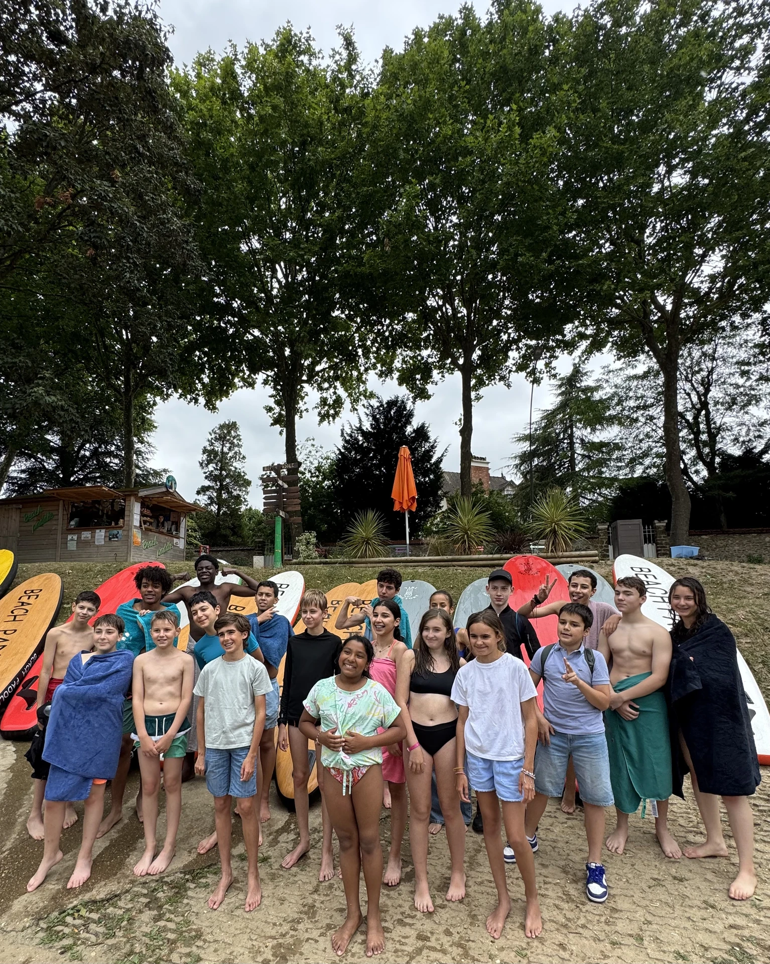 Sorties scolaires et centres de loisirs — jeunes à la base Beach Paddle